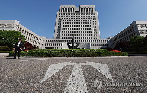 대법원(서울=연합뉴스) 김도훈 기자 = 더불어민주당 이재명 대선 후보의 공직선거법 사건에 대한 대법원 전원합의체 선고를 하루 앞둔 30일 서울 서초구 대법원 입구에 좌우 방향으로 차량 진입을 유도하는 화살표가 그려져 있다. 2025.4.30 superdoo82@yna.co.kr