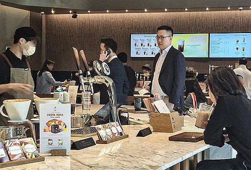 트럼프 주니어 면담장 찾은 한화그룹 형제들(서울=연합뉴스) 전성훈 기자 = 방한한 미국 도널드 트럼프 미국 대통령의 장남 트럼프 주니어를 만난 한화그룹 김동원 사장(왼쪽), 김동선 부사장(오른쪽)이 30일 서울 강남구 조선팰리스호텔 카페에서 음료를 주문하고 있다. 2025.4.30 lucho@yna.co.kr