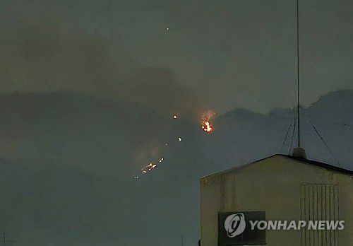 재발화한 대구 산불(대구=연합뉴스) 박세진 기자 = 지난 29일 진화된 대구 북구 함지산 산불이 재발화한 가운데 30일 오후 북구 학정동에서 함지산 산불이 관측되고 있다. 2025.5.1 [독자제공. 재판매 및 DB금지] psjpsj@yna.co.kr