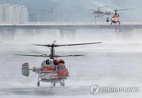 분주한 진화 헬기(대구=연합뉴스) 김현태 기자 = 지난달 29일 진화된 대구 북구 함지산 산불이 재발화한 가운데 1일 오전 산림청, 소방 소속 헬기들이 진화작업을 위해 인근 금호강에서 물을 채우고 있다. 2025.5.1 mtkht@yna.co.kr