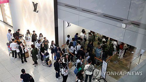 "명품매장 줄이 아닙니다"(영종도=연합뉴스) 김인철 기자 = 1일 인천국제공항 제1여객터미널 출국장 내 SK텔레콤 로밍센터에서 출국자들이 유심 교체를 위해 줄을 서고 있다. 2025.5.1 yatoya@yna.co.kr