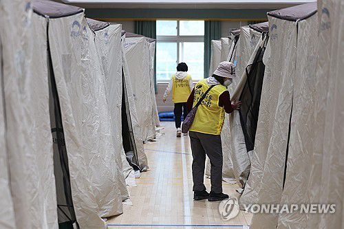 주민 떠난 대피소(대구=연합뉴스) 김현태 기자 = 1일 오전 대구 북구 동변중학교에 마련된 산불 대피소에서 자원봉사자들이 산불이 잦아들며 대피했던 주민들이 떠난 텐트를 살펴보고 있다. 2025.5.1 mtkht@yna.co.kr