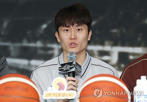 출사표 던지는 양준석(서울=연합뉴스) 김성민 기자 = 창원 LG 세이커스 양준석이 1일 서울 강남구 KBL센터에서 열린 '2024-2025 KCC 프로농구 챔피언결정전 미디어데이'에서 출사표를 밝히고 있다. 2025.5.1 ksm7976@yna.co.kr