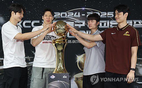 프로농구 챔피언결정전 미디어데이 기념촬영하는 선수들(서울=연합뉴스) 김성민 기자 = 1일 서울 강남구 KBL센터에서 열린 '2024-2025 KCC 프로농구 챔피언결정전 미디어데이'에서 서울 SK 나이츠와 창원 LG 세이커스 선수들이 기념촬영을 하고 있다. 왼쪽부터 왼쪽부터 서울 SK 안영준, 김선형, 창원 LG 양준석, 유기상. 2025.5.1 ksm7976@yna.co.kr