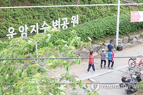 대구 재발화 산불 진화…일상 찾는 시민들(대구=연합뉴스) 박세진 기자 = 대구 북구 함지산에서 재발화한 산불이 진화된 1일 시민들이 운암지 수변공원 일대 산책로를 걷고 있다. 2025.5.1 psjpsj@yna.co.kr