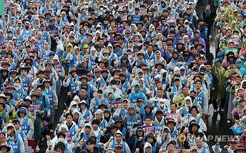 구호 외치는 한국노총 조합원들(서울=연합뉴스) 이진욱 기자 = 근로자의 날인 1일 서울 종로구 광화문 동십자각 앞에서 열린 한국노총 주최 '제135주년 세계노동절 전국노동자대회'에서 참석자들이 구호를 외치고 있다. 2025.5.1 cityboy@yna.co.kr