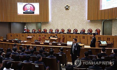 대법원, 민주당 이재명 후보 선거법 상고심 선고(서울=연합뉴스) 조희대 대법원장을 비롯한 대법관들이 1일 서울 서초구 대법원에서 더불어민주당 이재명 대선 후보의 공직선거법 위반 사건 상고심 선고를 위해 참석해 있다. 2025.5.1 [사진공동취재단] photo@yna.co.kr