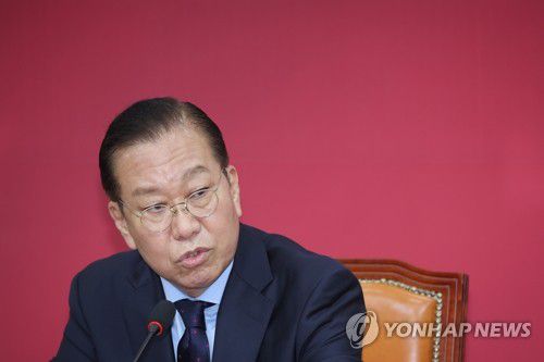 권영세 비상대책위원장, 파기환송 관련 기자회견(서울=연합뉴스) 박동주 기자 = 국민의힘 권영세 비상대책위원장이 1일 서울 여의도 국회에서 공직선거법 위반 혐의로 기소된 더불어민주당 이재명 대선후보에게 무죄를 선고한 2심 판결이 대법원에서 유죄 취지로 파기 환송된 것과 관련해 기자회견을 하고 있다. 2025.5.1 pdj6635@yna.co.kr