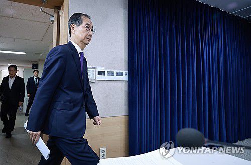 대국민담화 위해 브리핑실 입장하는 한덕수 권한대행(서울=연합뉴스) 홍해인 기자 = 한덕수 대통령 권한대행 국무총리가 1일 정부서울청사에서 대국민담화를 하기 위해 브리핑실에 입장하고 있다. 2025.5.1 hihong@yna.co.kr