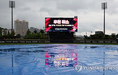 광주 NC-KIA전 우천취소(광주=연합뉴스) 조남수 기자 = 1일 광주기아챔피언스필드에서 열릴 예정이던 프로야구 NC 다이노스와 KIA 타이거즈의 경기가 우천으로 취소돼 전광판에 안내 문구가 나오고 있다. 취소된 경기는 추후 편성된다. 2025.5.1 iso64@yna.co.kr