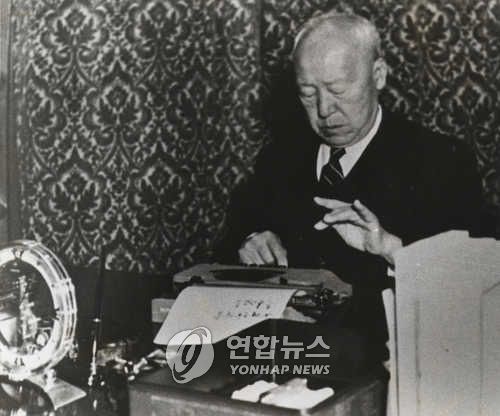 타이핑 치는 이승만 대통령[연합뉴스 자료사진]
