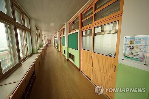 초등학교 교실 복도. 기사 내용과 관계 없습니다[연합뉴스 자료사진]