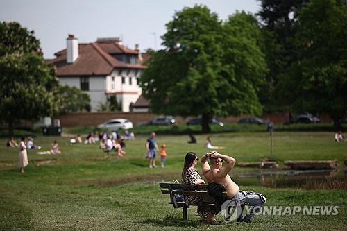 영국 윔블던에서 더위를 식히는 시민들[AFP 연합뉴스 자료사진. 재판매 및 DB 금지]