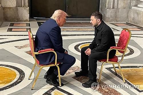 지난달 26일 바티칸에서 회동한 트럼프 대통령과 젤렌스키 대통령[AFP 연합뉴스 자료사진. 재판매 및 DB 금지]