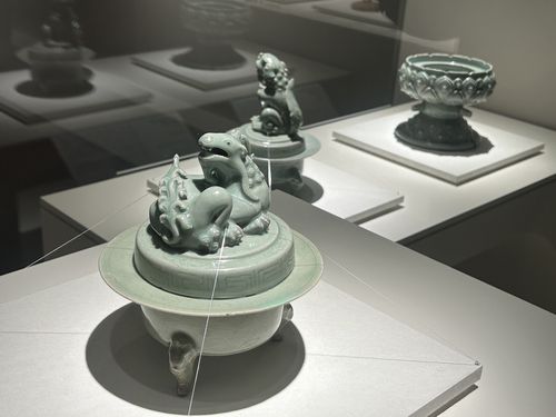 고려 상형 청자, 첫 경주 나들이     (경주=연합뉴스) 김예나 기자 = 2일 국립경주박물관에서 열린 특별전 '푸른 세상을 빚다, 고려 상형 청자'에서 다양한 상형 청자가 전시돼 있다. 2025.5.2     yes@yna.co.kr