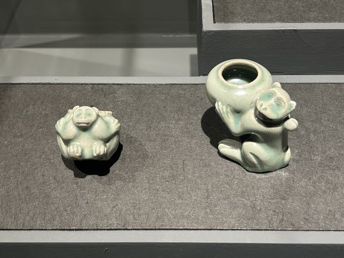 "모두 원숭이 입니다"    (경주=연합뉴스) 김예나 기자 = 2일 국립경주박물관에서 열린 특별전 '푸른 세상을 빚다, 고려 상형 청자'에서 원숭이 모양으로 장식한 청자 먹 항아리가 전시돼 있다. 2025.5.2     yes@yna.co.kr
