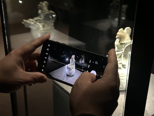 신령스러운 존재 '어룡'    (경주=연합뉴스) 김예나 기자 = 2일 국립경주박물관에서 열린 특별전 '푸른 세상을 빚다, 고려 상형 청자' 언론 공개회에서 참석자가 국보 '청자 어룡형 주전자'를 촬영하고 있다. 2025.5.2     yes@yna.co.kr