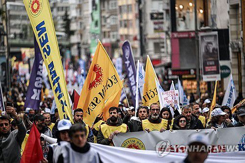 1일(현지시간) 노동절을 맞아 튀르키예 이스탄불에서 열린 집회[AFP 연합뉴스]