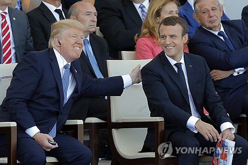 2017년 프랑스 대혁명기념일인 '바스티유의 날' 열병식에 참석해 기쁨을 드러내는 도널드 트럼프 미국 대통령 [AP 연합뉴스 자료사진. 재판매 및 DB 금지]