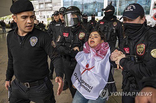 1일(현지시간) 경찰에 연행되는 튀르키예 이스탄불 집회 참가자[EPA 연합뉴스]