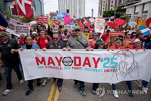 1일(현지시간) 미국 로스앤젤레스에서 열린 노동절 집회[AFP 연합뉴스]