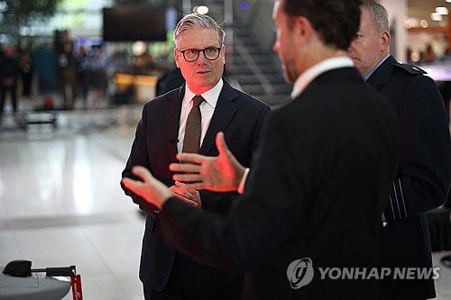 2일 국방 협력업체를 방문한 스타머 총리[로이터 연합뉴스]