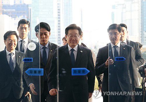 감출 수 없는 미소(서울=연합뉴스) 신준희 기자 = 더불어민주당 이재명 대표가 25일 국회로 들어서며 미소를 짓고 있다.      이 대표는 이날 위증교사 혐의 사건에 대해 1심에서 무죄를 선고받았다. 2024.11.25 hama@yna.co.kr