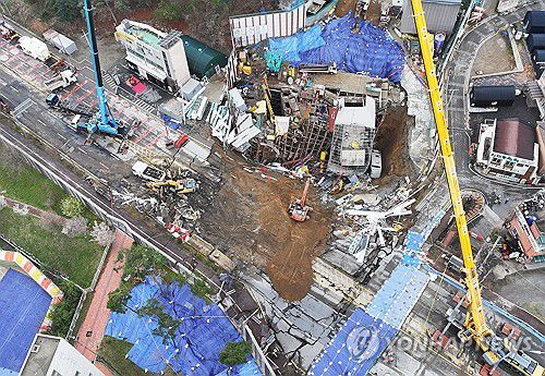 광명 신안산선 공사현장 붕괴 나흘째(광명=연합뉴스) 붕괴 사고가 발생한 경기도 광명시 신안산선 지하터널 공사 현장에서 지난 4월 14일 굴착기가 작업하고 있다. 지난달 11일 경기도 광명시 양지사거리 부근 신안산선 복선전철 제5-2공구 지하터널 공사 현장과 상부 도로가 함께 붕괴하는 사고가 났다. 2025.4.14 [연합뉴스 사진. 재판매 및 DB 금지]