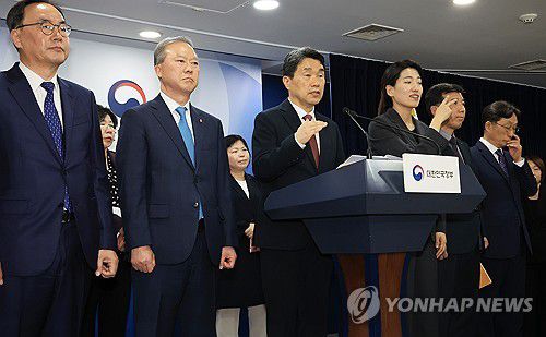 질문에 답하는 이주호 부총리(서울=연합뉴스) 최재구 기자 = 이주호 부총리 겸 교육부 장관이 17일 서울 종로구 정부서울청사에서 열린 2026학년도 의대 모집인원 조정 방향 관련 브리핑에서 기자의 질문에 답하고 있다. 2025.4.17 jjaeck9@yna.co.kr