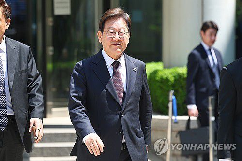 재판 마친 이재명 후보(서울=연합뉴스) 서대연 기자 = 더불어민주당 이재명 대선 후보가 29일 서울 서초구 서울중앙지방법원에서 열린 '대장동 배임ㆍ성남FC 뇌물' 1심 속행 공판이 끝난 뒤 법원을 나서고 있다. 2025.4.29 dwise@yna.co.kr