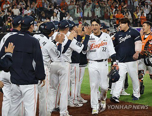 한화 4연승(대전=연합뉴스) 이주형 기자 = 30일 대전한화생명볼파크에서 열린 2025 신한 SOL 뱅크 KBO리그 한화이글스와 LG 트윈스의 경기. LG트윈스를 5:2로 이긴 한화 선수들이 하이 파이브를 하고 있다. 2025.4.30 coolee@yna.co.kr