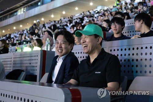 서울스프링페스타 원더쇼 개막식 관람하는 이준석-오세훈(서울=연합뉴스) 개혁신당 이준석 대선 후보(왼쪽)가 30일 서울월드컵경기장에서 오세훈 서울시장과 서울스프링페스타 원더쇼 개막식을 관람하고 있다. 2025.5.1 [이준석 캠프 제공. 재판매 및 DB 금지] photo@yna.co.kr