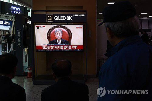 서울역에 나오는 이재명 후보 대법원 판결 생중계(서울=연합뉴스) 신현우 기자 = 1일 서울역에서 시민들이 더불어민주당 이재명 대선 후보 공직선거법 사건에 대한 대법원 판결 생중계를 보고 있다. 2025.5.1 nowwego@yna.co.kr