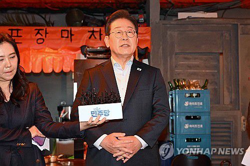 대법원 판결에 대한 입장 밝히는 이재명 후보(서울=연합뉴스) 김주성 기자 = 더불어민주당 이재명 대선 후보가 1일 서울 종로구의 한 포차 식당에서 '당신의 하루를 만드는, 보이지 않는 영웅들'이란 주제로 배달 라이더, 택배 기사 등 비(非)전형 노동자들과 간담회를 마친 뒤 대법원 판결에 대한 입장을 밝히고 있다. 2025.5.1 [공동취재] utzza@yna.co.kr