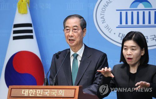 한덕수 전 총리, 국회서 대선 출마 선언(서울=연합뉴스) 박동주 기자 = 한덕수 전 국무총리가 2일 서울 여의도 국회 소통관에서 대통령 선거 출마를 선언하고 있다. 2025.5.2 pdj6635@yna.co.kr