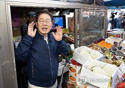 철원 시민들에게 인사하는 이재명 후보(철원=연합뉴스) 김주성 기자 = 더불어민주당 이재명 대선 후보가 '골목골목 경청투어' 접경지역 방문 이틀째인 2일 강원 철원군 동송전통시장에서 시민들에게 인사하고 있다. 2025.5.2 [공동취재] utzza@yna.co.kr