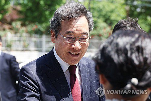 대구 찾은 이낙연 상임고문(대구=연합뉴스) 박세진 기자 = 새미래민주당 이낙연 상임고문이 2일 대구 북구 침산동 한 식당 앞에서 지지자들과 만나 인사하고 있다. 2025.5.2 psjpsj@yna.co.kr