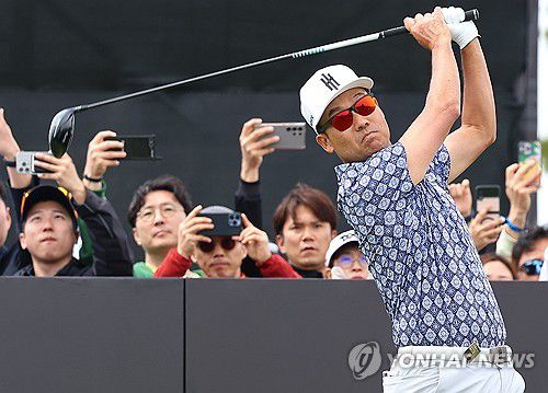 티샷하는 케빈 나(인천=연합뉴스) 김도훈 기자 = 2일 인천 송도 잭 니클라우스 골프클럽 코리아에서 열린 LIV 골프 코리아 1라운드 2번 홀에서 케빈 나가 티샷을 하고 있다. 2025.5.2 superdoo82@yna.co.kr