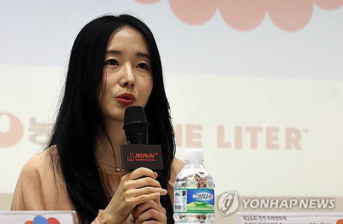 '올해의 프로그래머' 배우 이정현(전주=연합뉴스) 나보배 기자 = 제26회 전주국제영화제가 열리고 있는 2일, 전북 전주시 완산구 전주중부비전센터에서 열린 'J스페셜: 올해의 프로그래머' 기자회견에서 배우 겸 감독 이정현이 기자들의 질문에 답하고 있다. 2025.5.2 warm@yna.co.kr