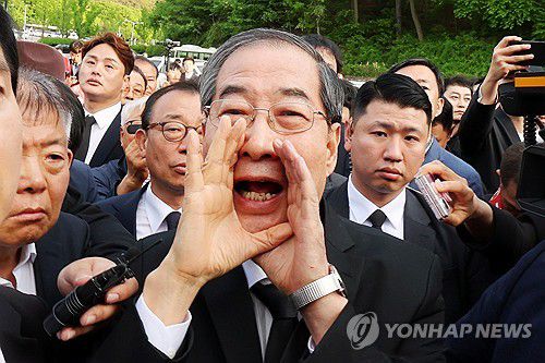 "저도 호남 사람입니다" 호소하는 한덕수 전 총리(광주=연합뉴스) 정다움 기자 = 2일 오후 광주 북구 국립 5·18 민주묘지를 찾은 한덕수 전 총리가 광주비상행동 등 시민·사회단체 관계자들의 반발에 가로 막히자 "저도 호남 사람"이라며 참배를 호소하고 있다. 2025.5.2 daum@yna.co.kr