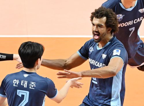 우리카드에서 뛴 외국인 선수 아히(오른쪽)[한국배구연맹 제공. 재판매 및 DB 금지]