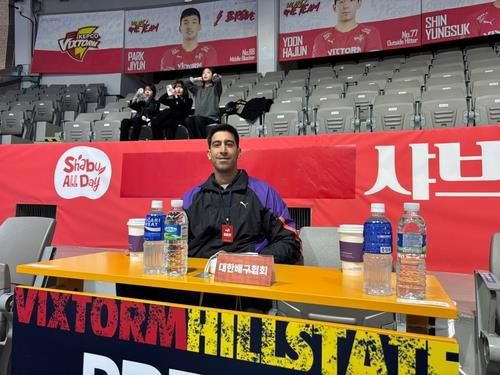 V리그 경기장을 찾아 선수들을 점검하는 라미레스 감독[대한배구협회 제공. 재판매 및 DB 금지]