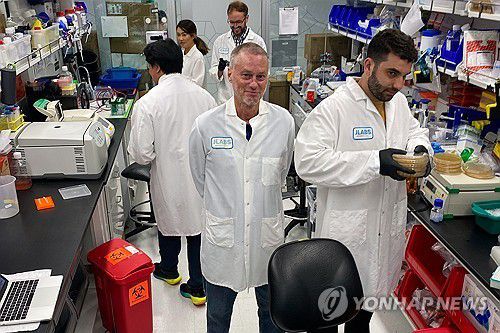 센티백스 연구실에서 포즈를 취하고 있는 팀 프리드 [AP 연합뉴스. 센티백스 제공. 재판매 및 DB 금지]