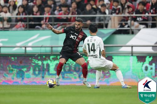 서울 루카스와 전북의 전진우[한국프로축구연맹 제공. 재판매 및 DB 금지]