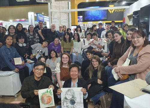 '만화가들과의 대화'에서의 김금숙 작가(부에노스아이레스=연합뉴스) 김선정 통신원 = 1일(현지시간) 제49회 부에노스아이레스 국제도서박람회에서 그래픽노블 '풀'의 김금숙 작가가 독자들과 기념사진을 찍고 있다. 2025.5.3 sunniek8@yna.co.kr