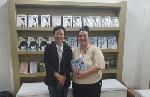 독자 나디아 씨와 사진 촬영하는 김금숙 작가(부에노스아이레스=연합뉴스) 김선정 통신원 = 지난달 24일(현지시간) 제49회 부에노스아이레스 국제도서박람회 개막식에서 그래픽노블 '풀'의 김금숙 작가(왼쪽)가 독자와 기념사진을 찍고 있다. '풀'을 매우 감명 깊게 봤다는 나디아(41) 씨는 즉석에서 김 작가의 '개'를 구매하고 기념 촬영을 했다. 2025.5.3 sunniek8@yna.co.kr