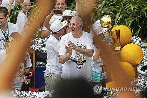 2014년 6월 우승 퍼레이드 때 그레그 포퍼비치 감독[AP=연합뉴스 자료사진]