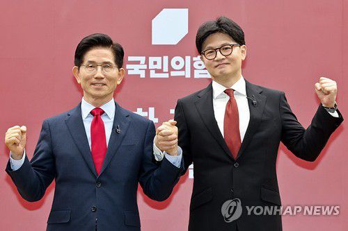 김문수·한동훈, 국민의힘 결선 진출(서울=연합뉴스) 국민의힘 대선 최종 경선에 진출한 김문수(왼쪽)·한동훈 후보. 사진은 지난달 23일 열린 2차 경선 토론회 미디어데이에 참석한 김문수·한동훈 후보. 2025.4.29 [연합뉴스 자료사진] utzza@yna.co.kr