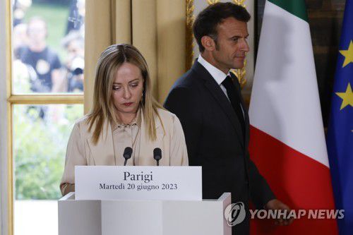 마크롱 대통령(오른쪽)과 멜로니 총리[EPA 연합뉴스 자료사진. 재판매 및 DB 금지]