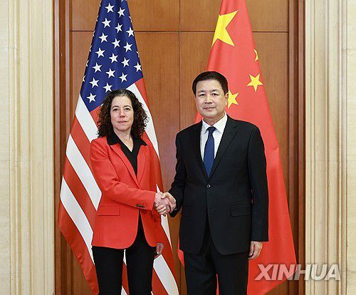 바이든 정부 때인 2024년 미측과 회담한 왕샤오훙(오른쪽)[신화 연합뉴스 자료사진. 재판매 및 DB 금지]